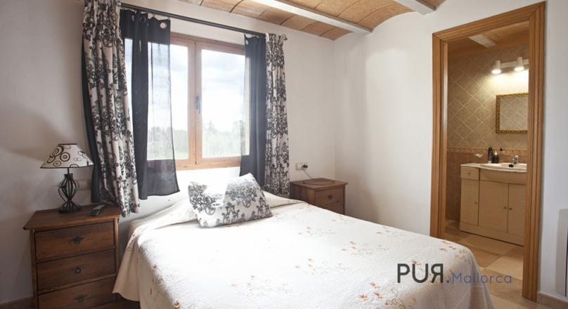 Stone house. 4 bedrooms. Very mallorquin. Euro 440,000, -. That's something to be proud of.