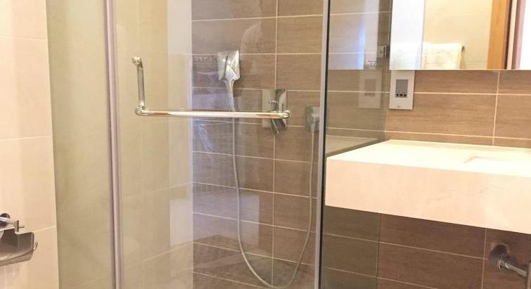 Mesmerizing 2 BR Apt In Fontana Gardens, EWA+WIFI+Housekeeping