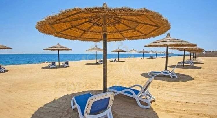 For sale apartment overlooking the sea and pool
