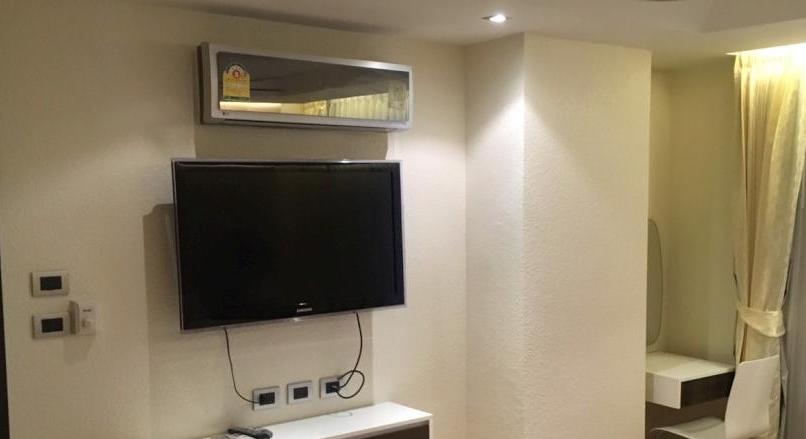1 Bedroom corner apartment for rent in Pratumnak Hill