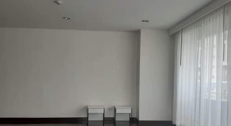 Newly renovated condo for rent at Phrom Phong with big balcony