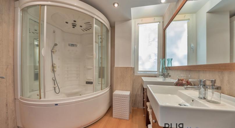 1st sea line. Direct access to the sea. Also to the beaches. And just Illetas.