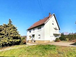 Detached one to two family house with 1592 m² sunny plot, 2 garages, quiet location