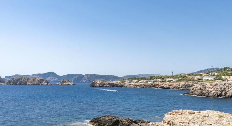 Frontal sea view. First sea line. Direct sea access.