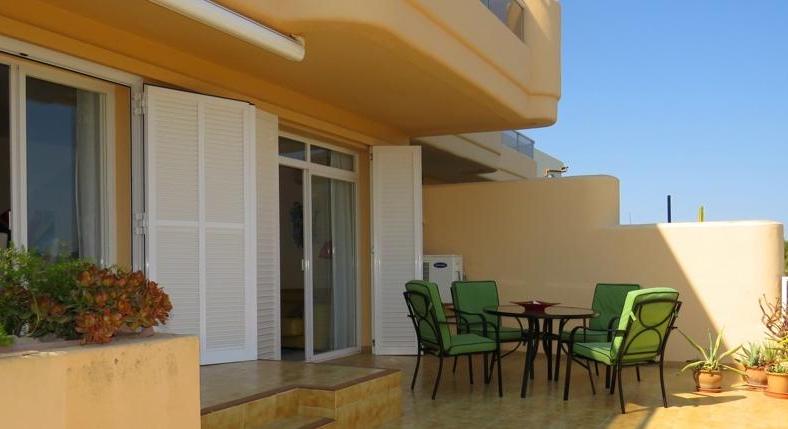 Apartment. View over the whole bay. Lots of space. Big terrace.