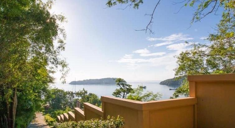 The ocean wraps this 1 facing the ocean of Rai.