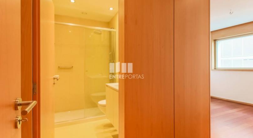 new apartment with 3 BEDROOMS, located on the 2nd line of beach in póvoa de varzim.