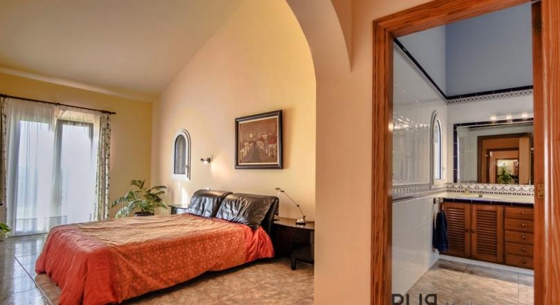 Not just for golfers. 10 minutes from Palma. 2 minutes from the golf course.