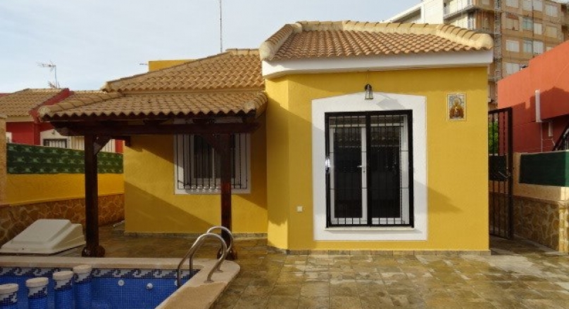 DETACHED VILLA IN TORREVIEJA JUST 250 METERS FROM THE SEA