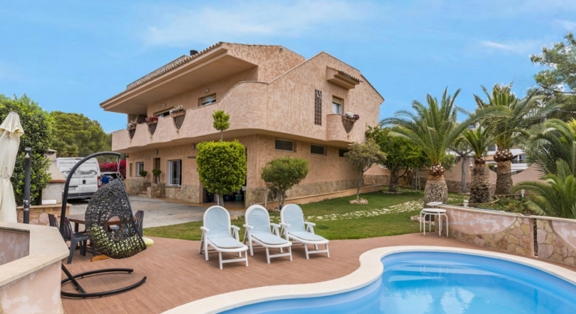 Villa. Nova Santa Ponsa. With sea view. And with a lot of space.