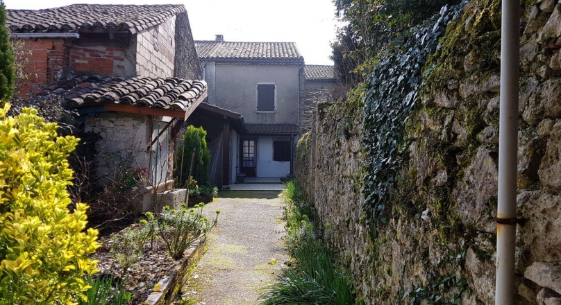 Pretty village house 15 minutes from Valence D'Agen.