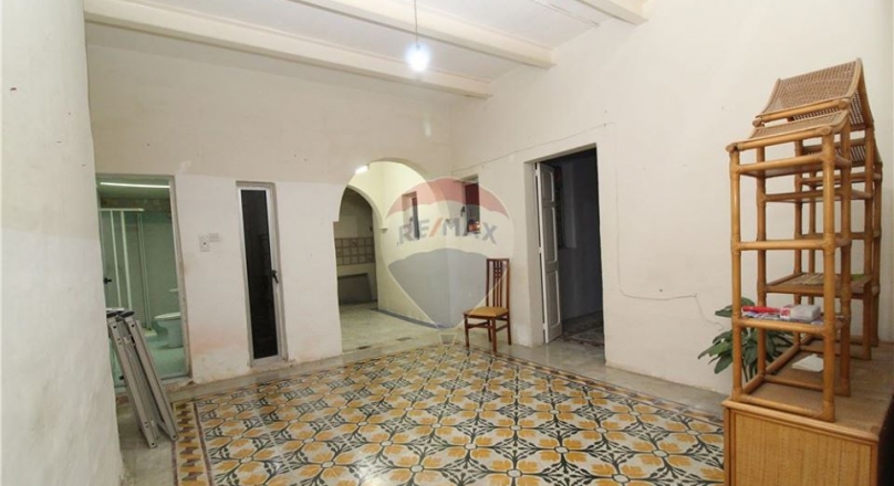 On the market is this unconverted but structurally sound Maisonette in Cospicua
