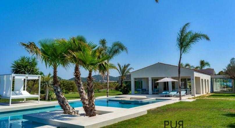 Luxury in the northeast. Finca with lots of space and a lot of sea views.