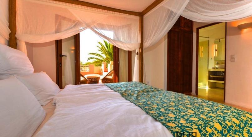 Villa. Near the beach. Lots of space. Well maintained. Separate guest studio.