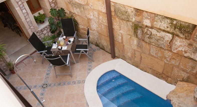 Townhouse with pool and holiday rental license