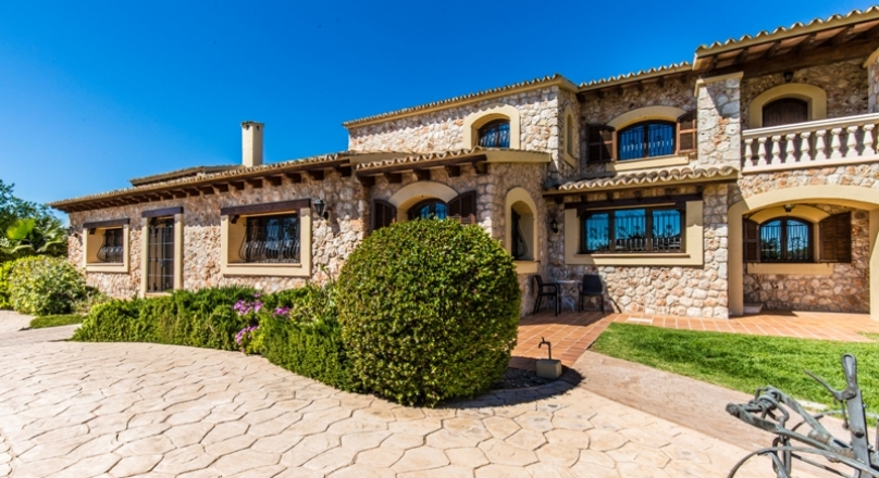Exceptional country home with beautiful grounds located in Consell/Santa Maria