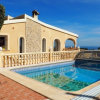 Villa en venta 5 dormitorios con piscina climatizada y vistas al mar y en Moraira