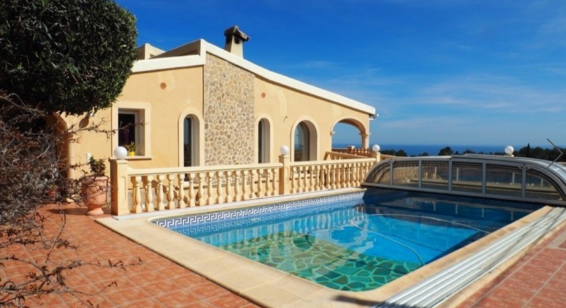 Villa en venta 5 dormitorios con piscina climatizada y vistas al mar y en Moraira