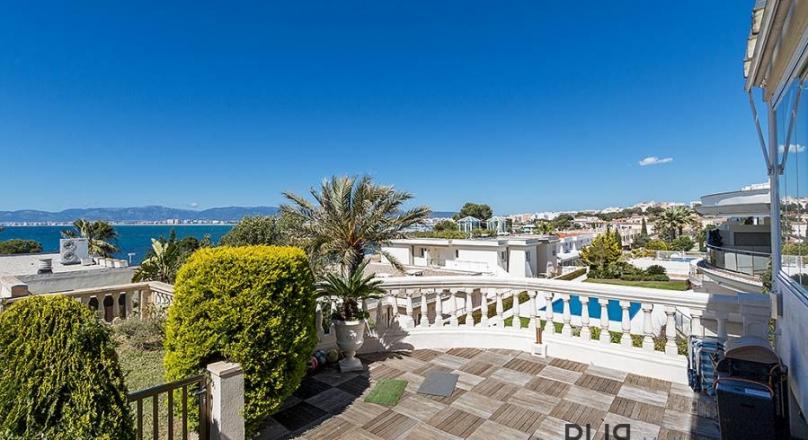 Above the roofs of the bay of Palma. A villa with lots of space, in high quality condition and view.