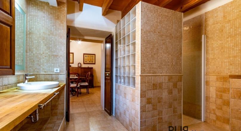 In the geographic center of our wellness island. Something very special. A townhouse in Sencelles.