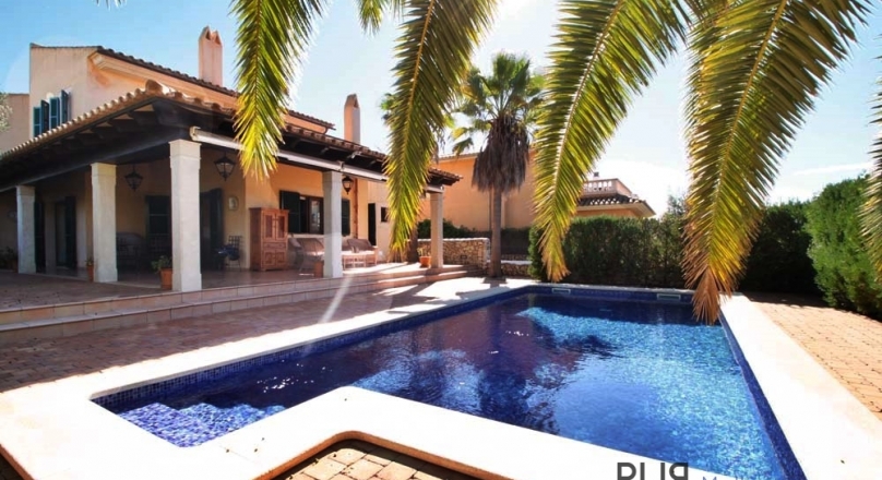 Real rarity. Villa 5 bedrooms. 3 minutes to the sea. Holiday rental license. And the price !