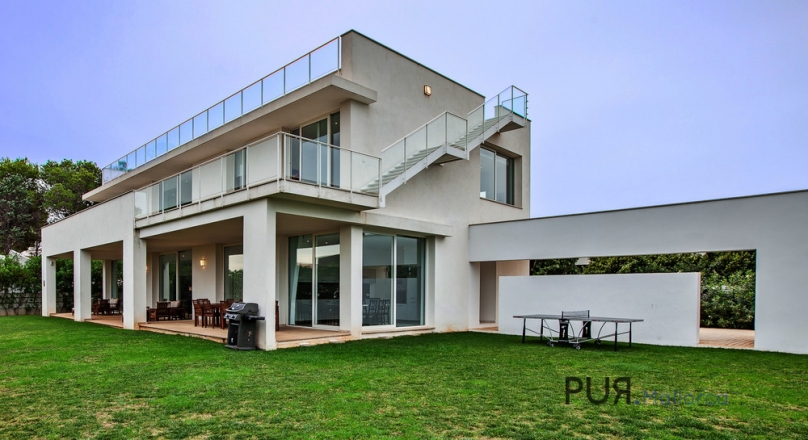 Purism PUR. Bright architect villa in Port de Pollenca. Design at every turn.