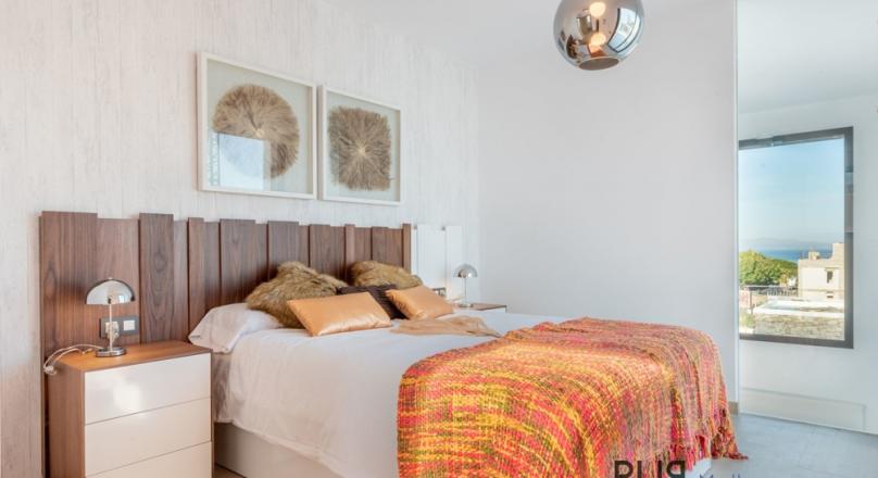 New villas. Very chic. Very high quality. And on foot at the port and on the beach.