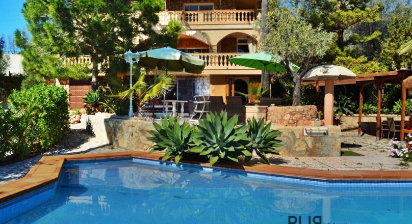 Villa with sea views, pool and water lily pond at Cala Millor.
