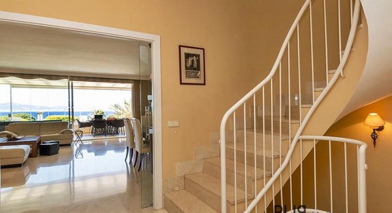Above the roofs of the bay of Palma. A villa with lots of space, in high quality condition and view.