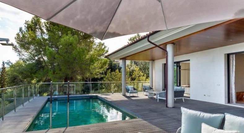 Villa. Close to the golf course. Brand new. Equipment high end.