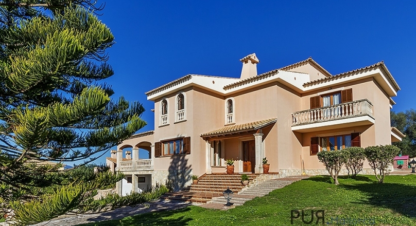 Villa with a lot of space. Panoramic view in the bay of Palma.