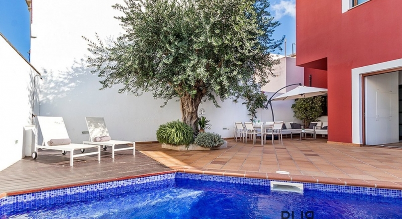 Only 100 meters from the promenade. In El Molinar. Townhouse. Very private.