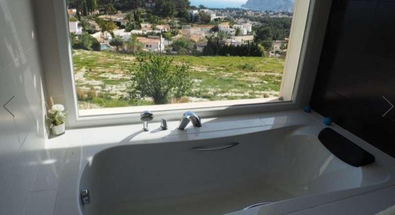Villa en venta 5 dormitorios con piscina climatizada y vistas al mar y en Moraira