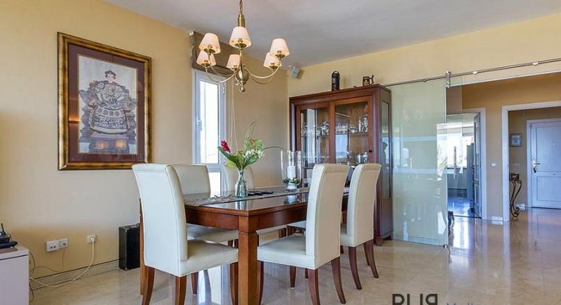 Above the roofs of the bay of Palma. A villa with lots of space, in high quality condition and view.