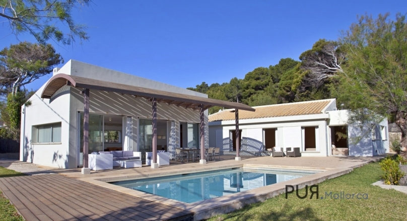 A jump only to the beach. From your single-storey villa. On the picturesque beach of Cala San Vicente.