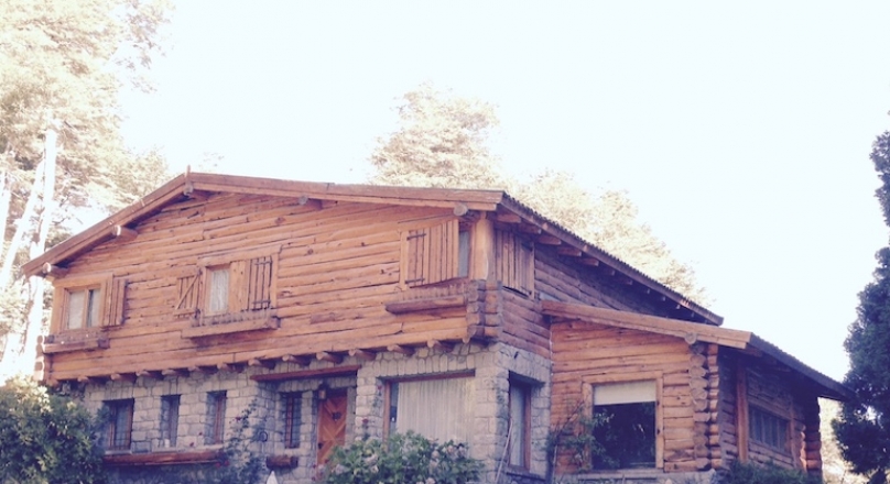 Property of 6 hectares (approx.), Coast of Lake Nahuel Huapi. Vintage house.