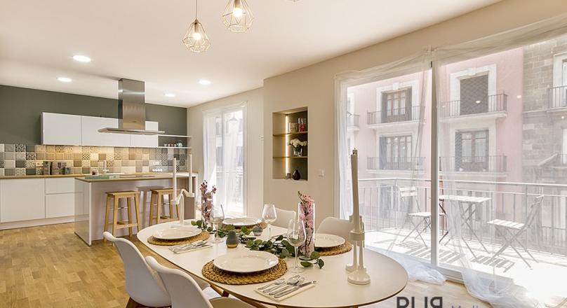 You have always been looking for a good old town apartment in Palma? Here she is. In the middle.