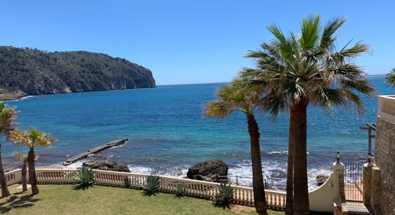 At the turn of the year an apartment in Camp de Mar. With this sea view. And direct sea access.