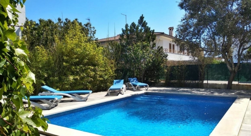 House. Pool. Boat. Holiday rental license. Oh yes. And the beach (almost) on the doorstep.
