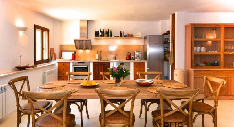 Villa. Near the beach. Lots of space. Well maintained. Separate guest studio.