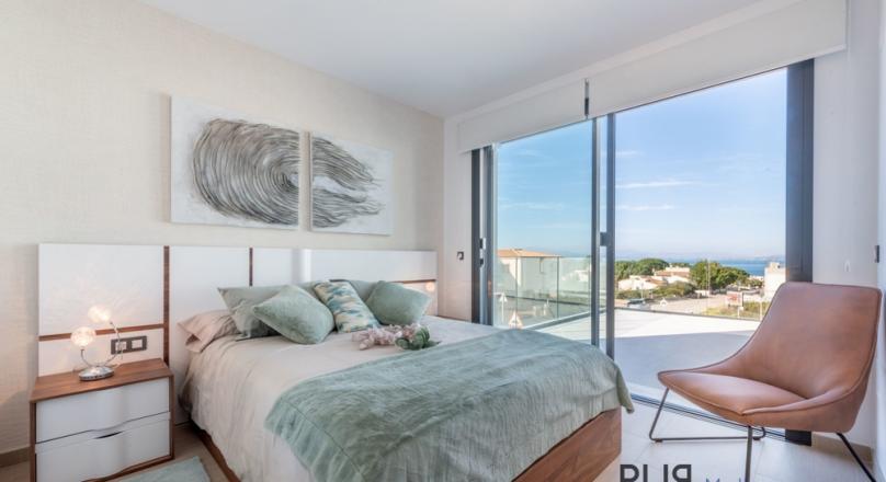 New villas. Very chic. Very high quality. And on foot at the port and on the beach.