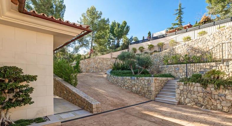Villa. Close to the golf course. Brand new. Equipment high end.