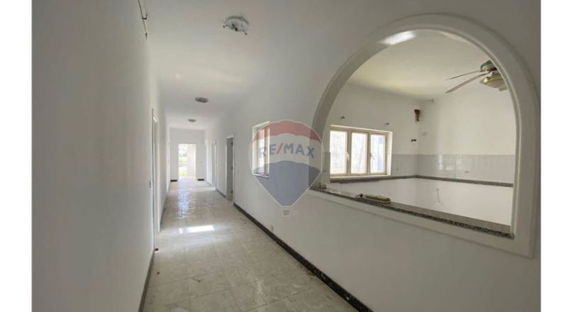Bahar Ic-Caghaq - New on the market finds this large 3rd floor apartment.