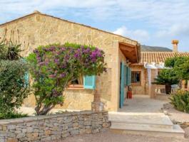 Capdepera. Finca with guest house. Vacation rental license.