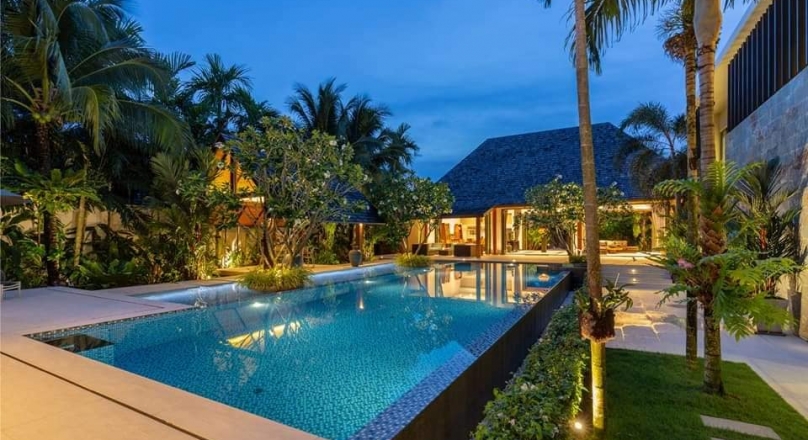 Phuket quality real estate presents this beautiful Grand courtyard villa