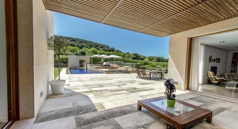 One and only. Finca. Own vineyard. And a lot of light. Generosity. Clarity.