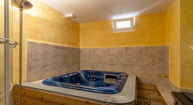 Above the roofs of the bay of Palma. A villa with lots of space, in high quality condition and view.