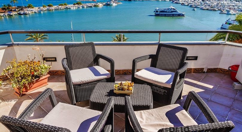Small apartment with wow factor. View over the marina and seafront of Alcudia.
