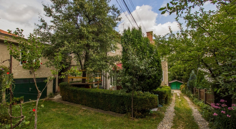 Property particular composition, with its bridge, garden and garage, Central, Brasov