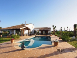 In the middle of the famous wine-growing region. Finca. Renovated. With guesthouse.